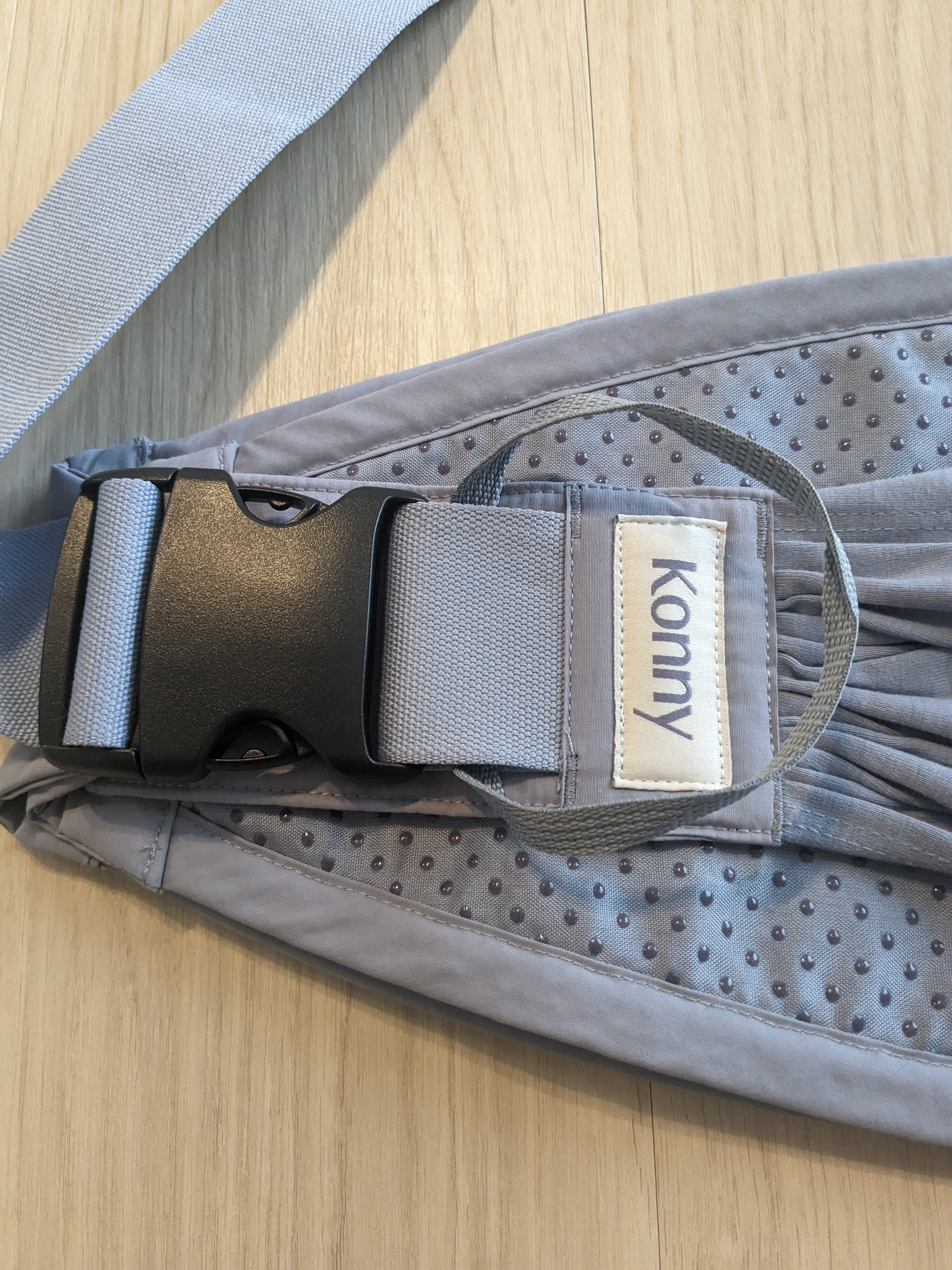 バックルとタグ部分の拡大