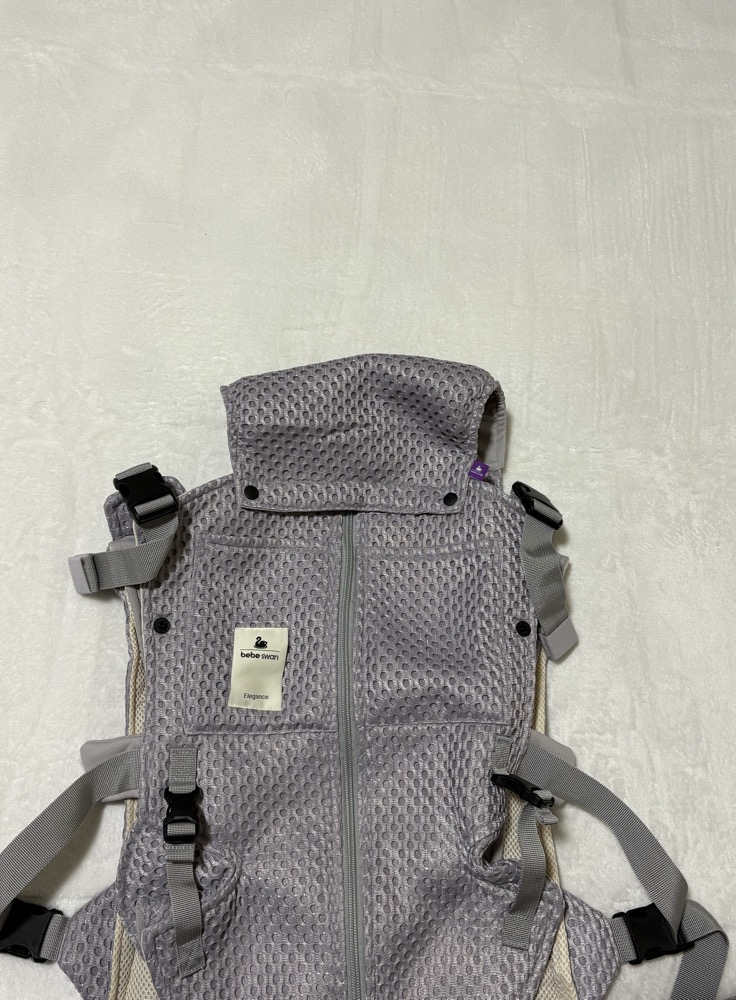 ベベスワン本体の俯瞰（ロゴタグ・バックル）