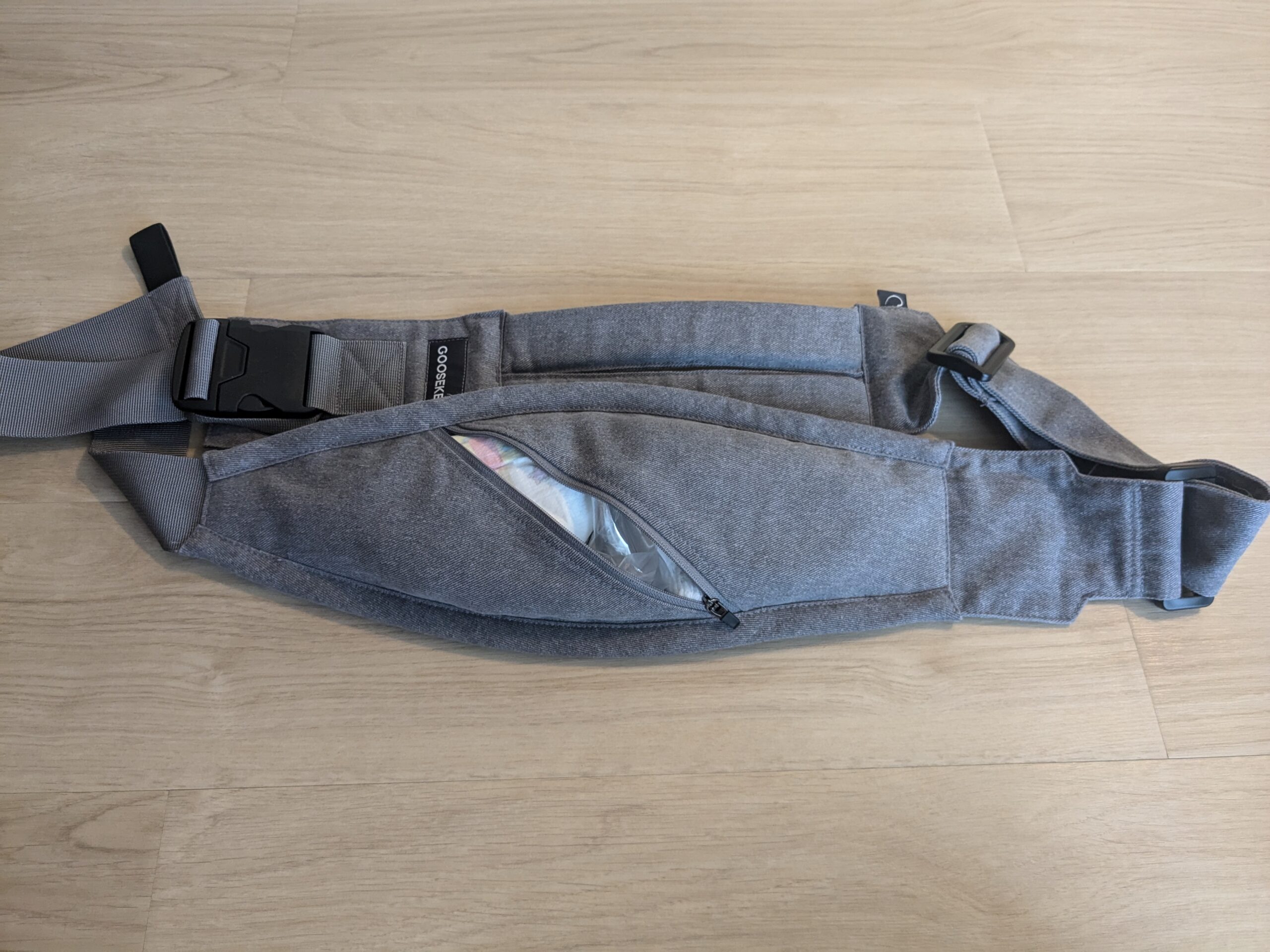 ポケットにオムツを入れた収納サイズ感