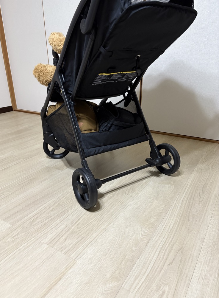 ヴィットの背面下部と荷物を積んだ収納カゴ