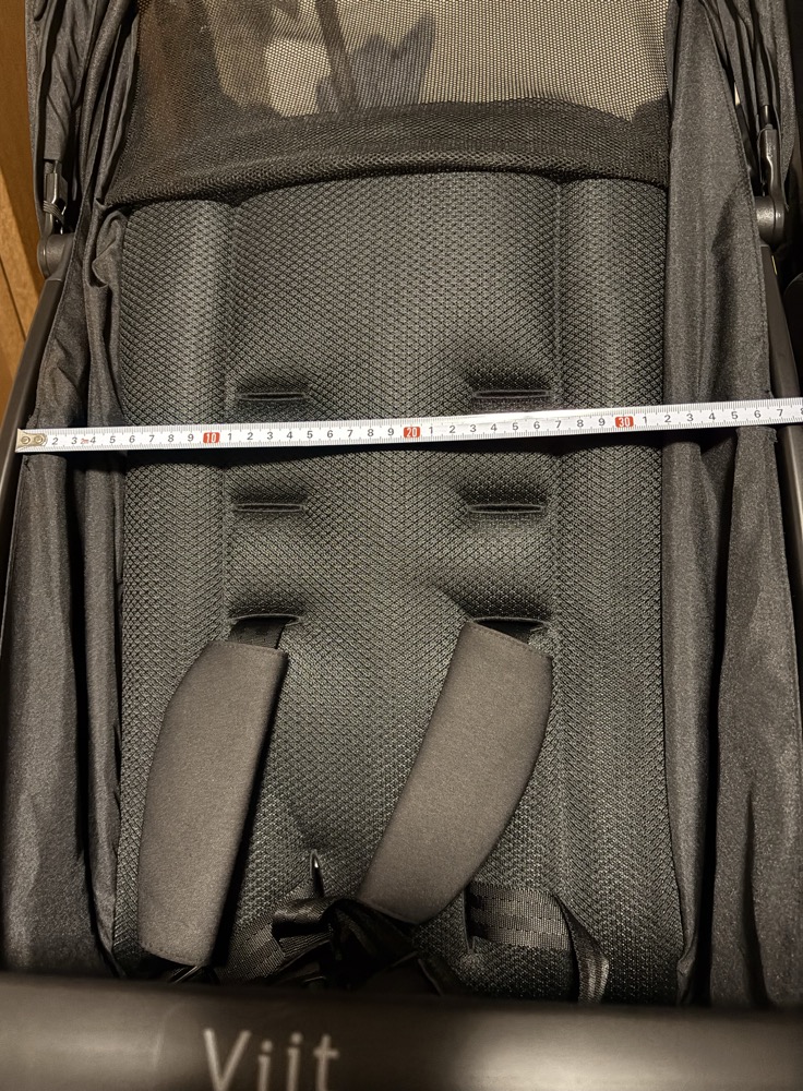 ヴィットのシート横幅を実測している写真