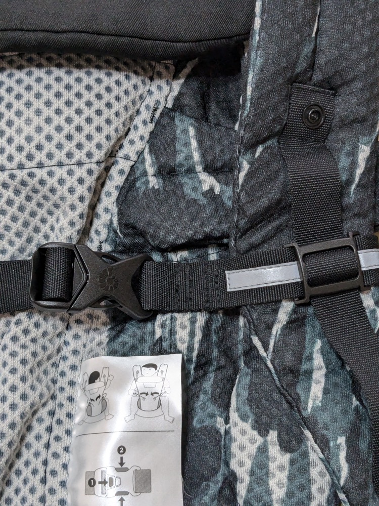 オムニブリーズの背中バックルと肩ベルト