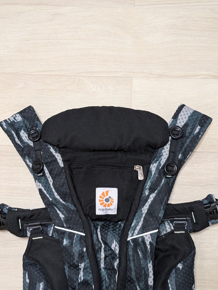 オムニブリーズの胸元ロゴと肩ベルト