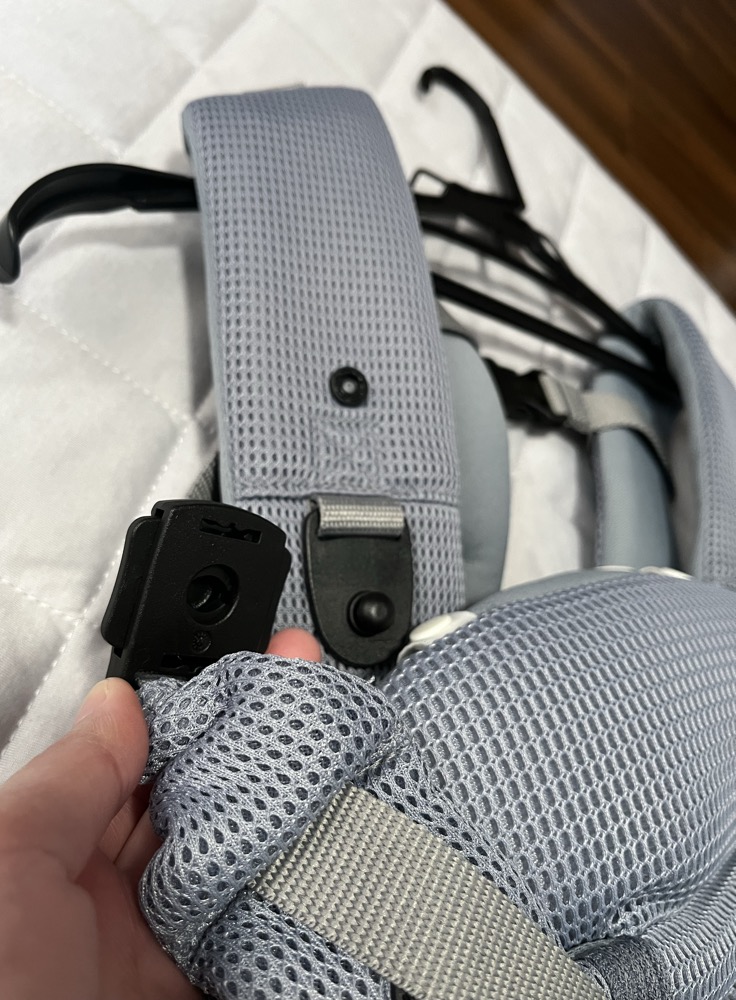 ラクリスのバックルとスナップボタン部分